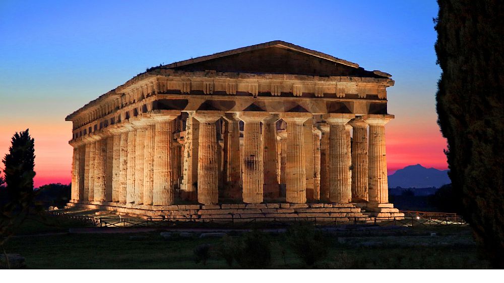 05092016 paestum night