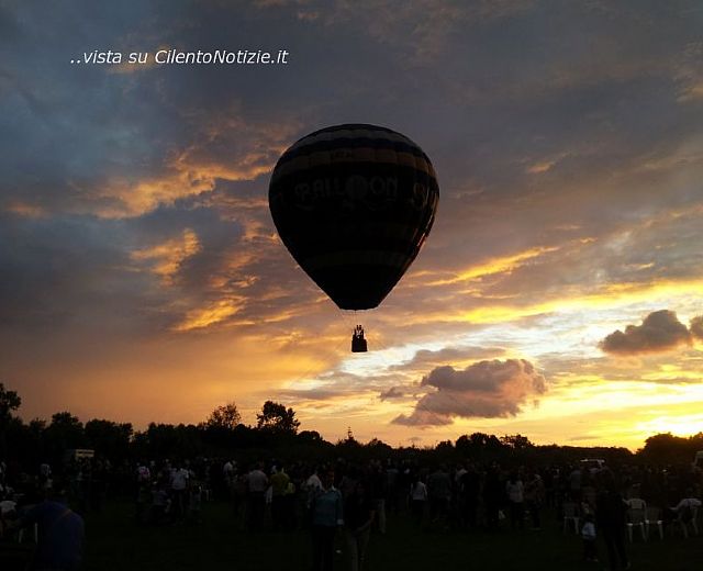 05102014 mongolfiera paestum sera
