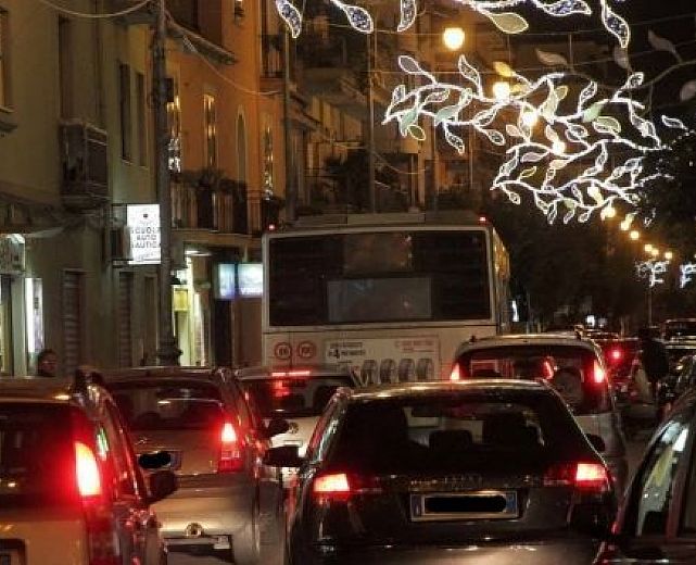 05102015 traffico luci d artista salerno