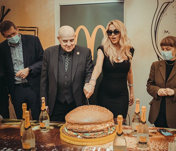 05112021 valeria marini al mcdonalds salerno
