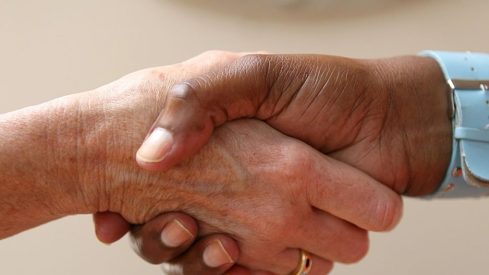 05122017 stretta di mano