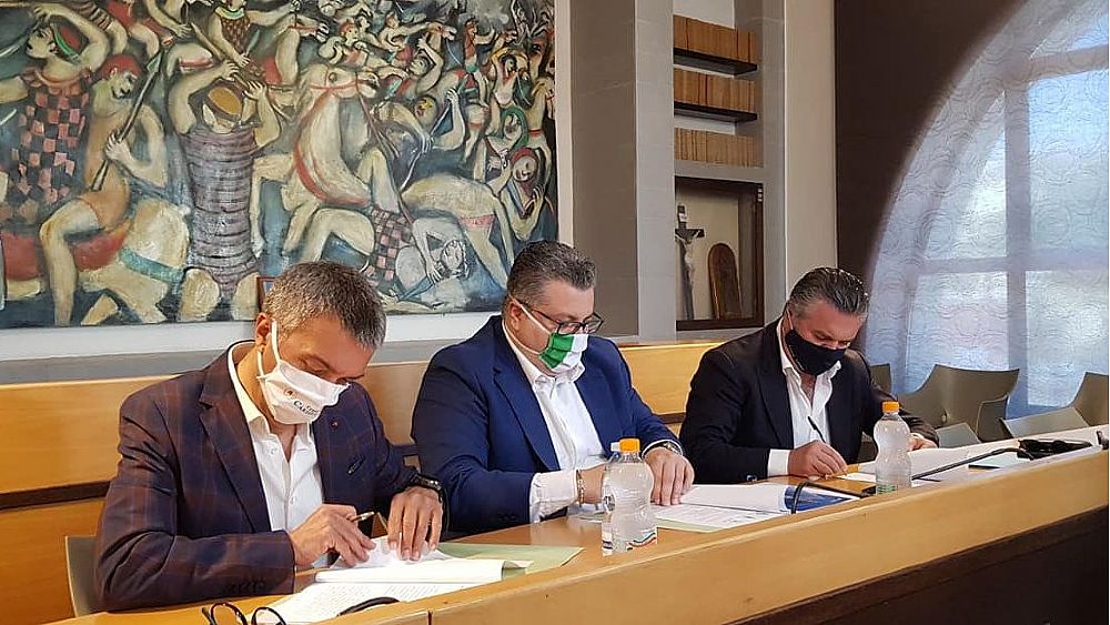 06062020 firma protocollo di intesa sindaci   da sin Spinelli   Coppola   Alfieri