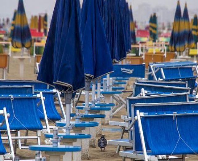 06082013 ombrelloni e sdraio vuoti