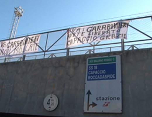 06102012 striscioni pro carabinieri capaccio