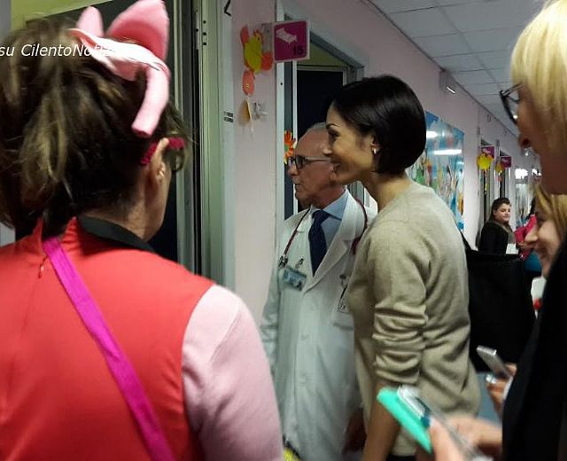 07042015 carfagna a pediatria salerno