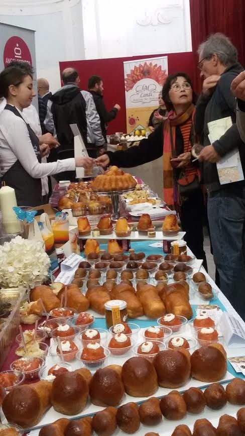 tavolo con tantissimi babà