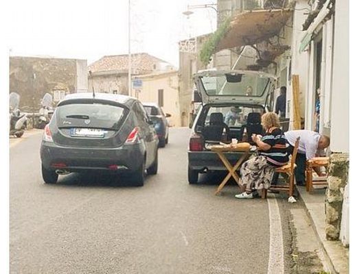 07062015 traffico mangiano in strada