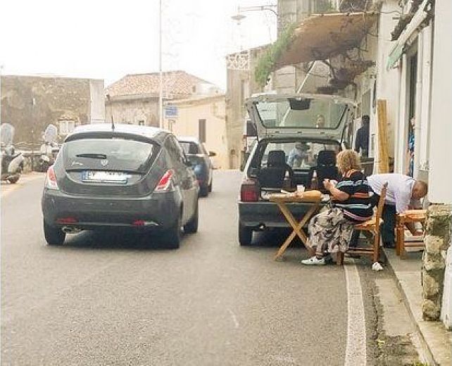 07062015 traffico mangiano in strada