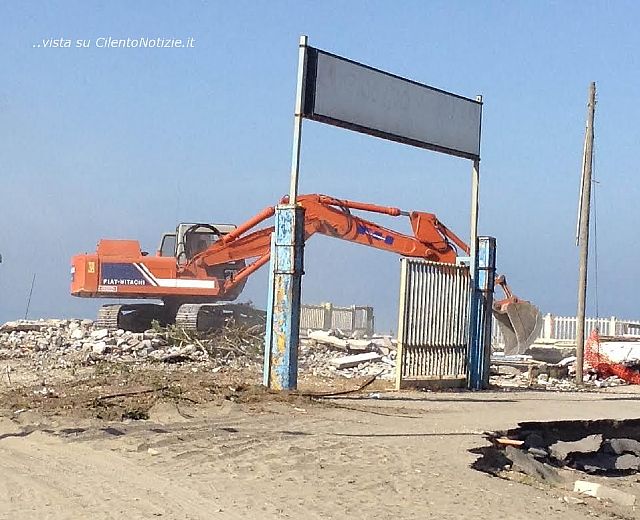 07072014 demolizione lido capaccio
