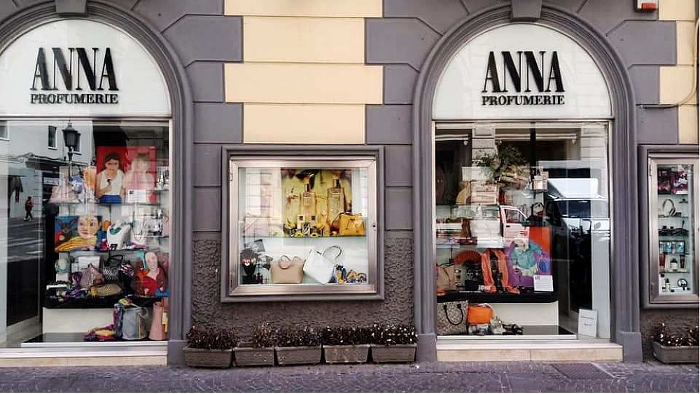 07072018 vetrine artista salerno