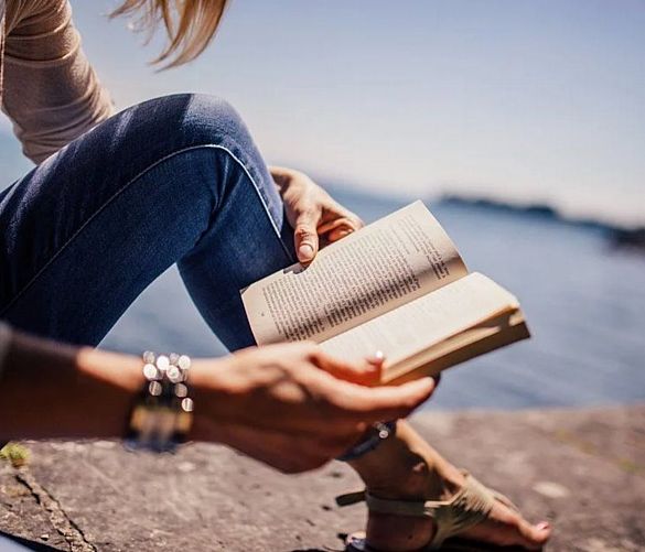 07072020 libro lettura a mare