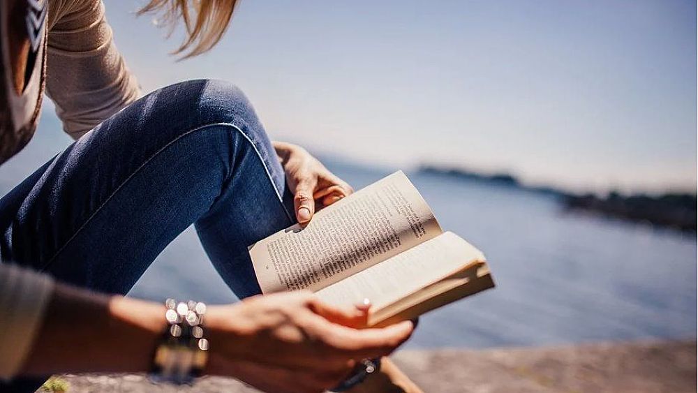 07072020 libro lettura a mare