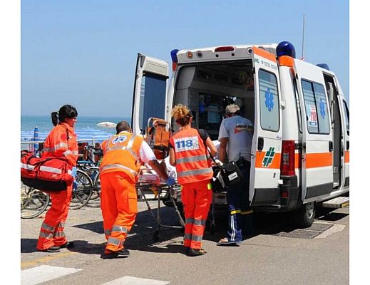07082015 ambulanza spiaggia