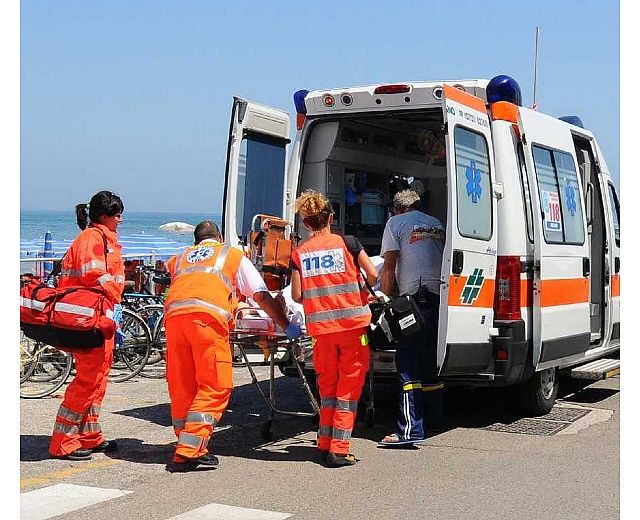 07082015 ambulanza spiaggia