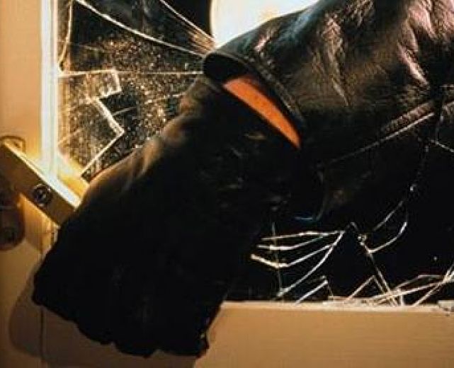 07082015 ladro abitazione