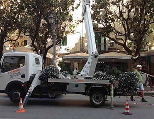 07102014 allestimento luci d artista salerno