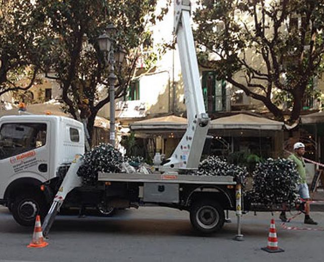 07102014 allestimento luci d artista salerno