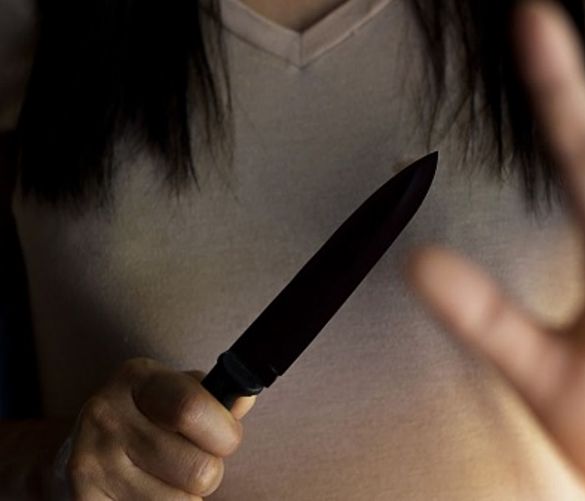 07112022 donna con coltello