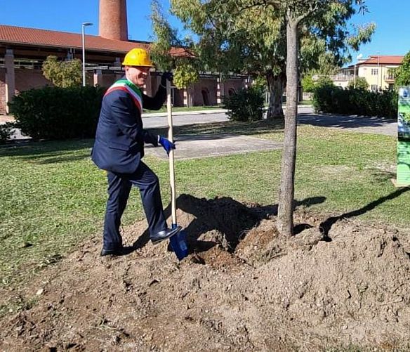 07112022 sindaco mutalipassi con la pala