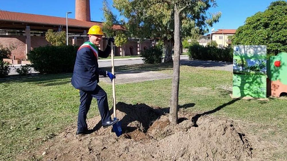 07112022 sindaco mutalipassi con la pala