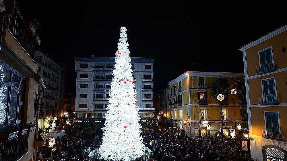 07122019 maxi albero salerno