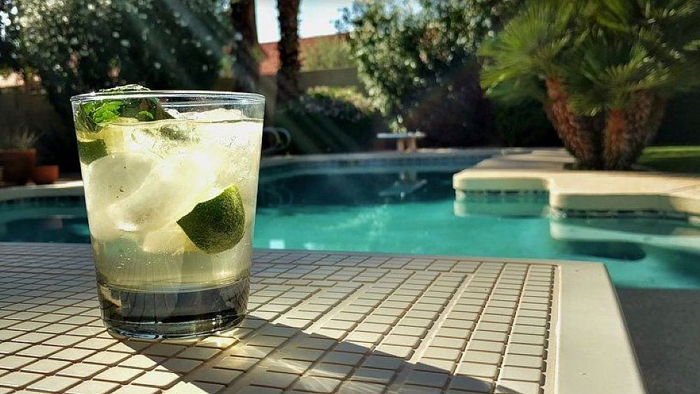 08072020 hotel cocktail piscina