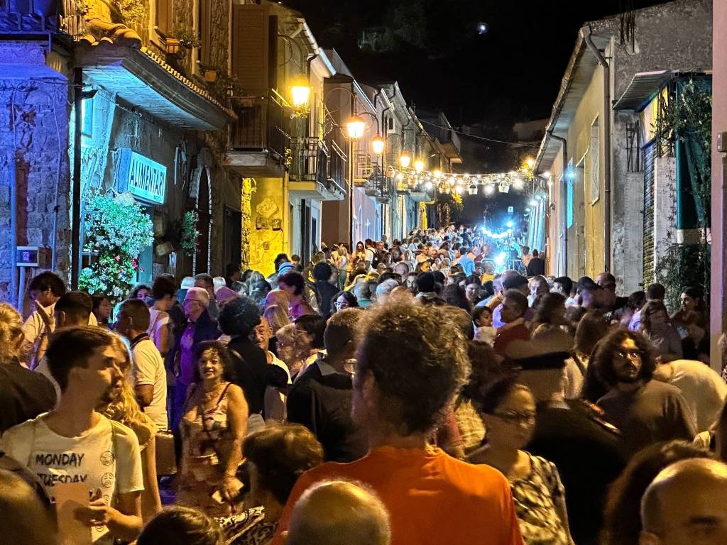 tanta gente alla festa della cipolla di vatolla