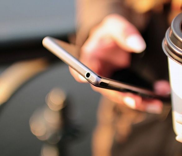 08082019 con smartphone in mano