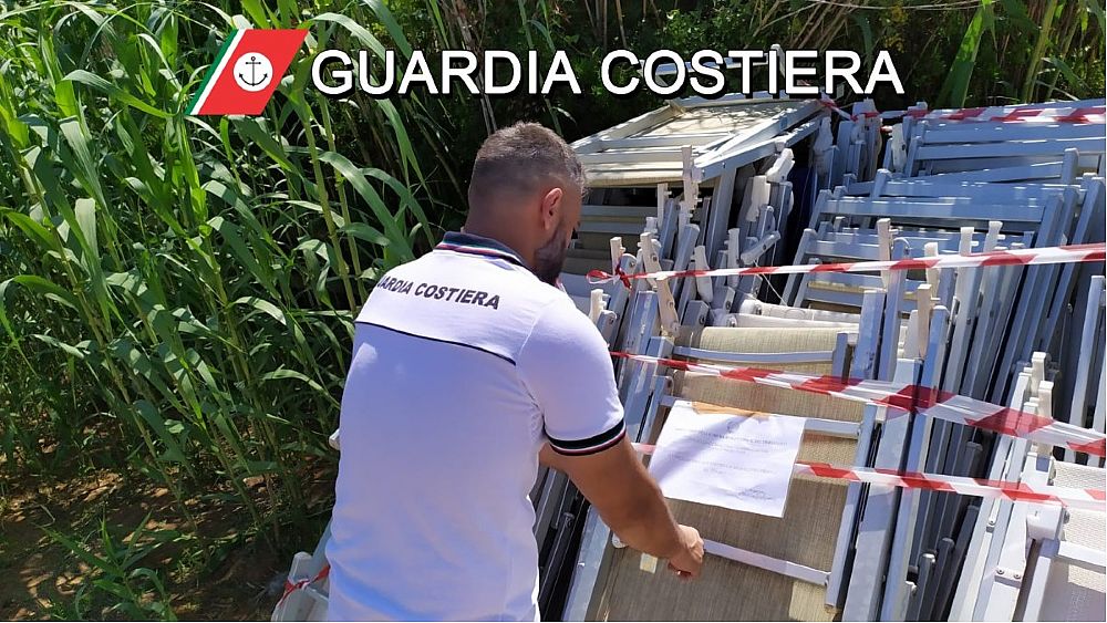 08082019 sequestro ombrelloni guardia costiera