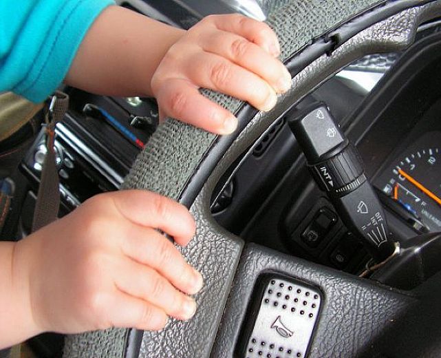 08092014 bimbo che guida