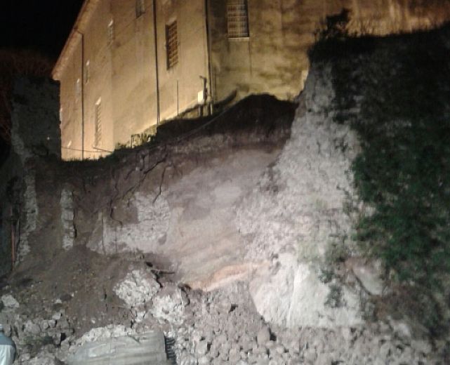 09032015 crollo muro