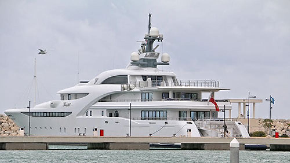 09032017 Graceful yacht