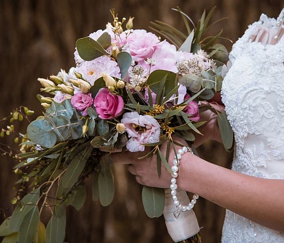 09032018 sposa con mazzo fiori