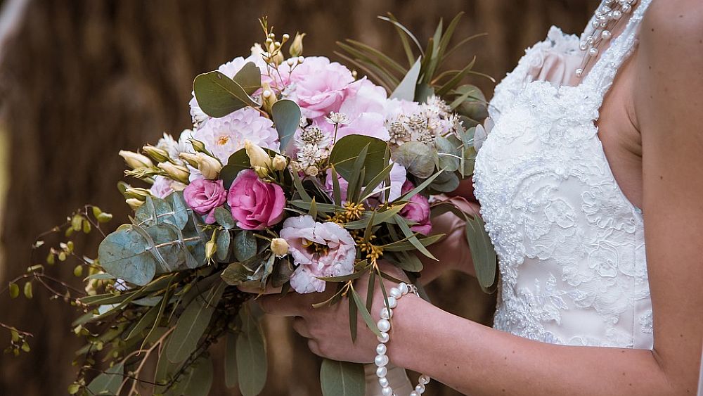 09032018 sposa con mazzo fiori