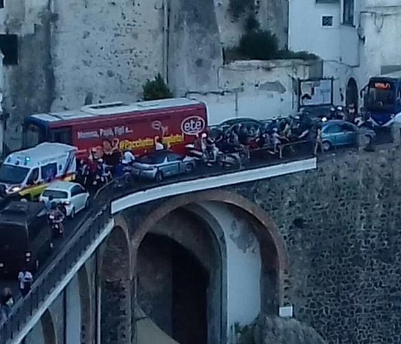 09032019 Traffico SS163   caos ambulanza bloccata Costiera amalfitana
