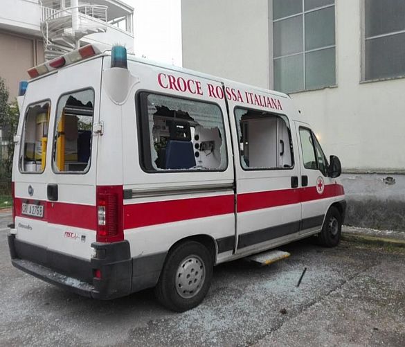 09042016 ambulanza danneggiata