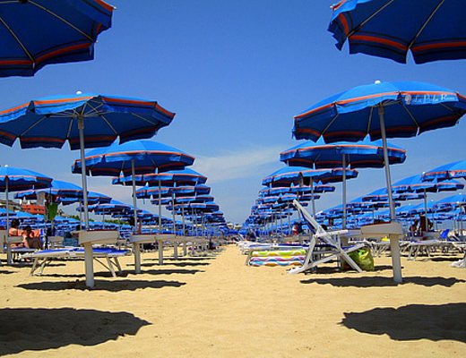 09052013 differenziata sulla spiaggia