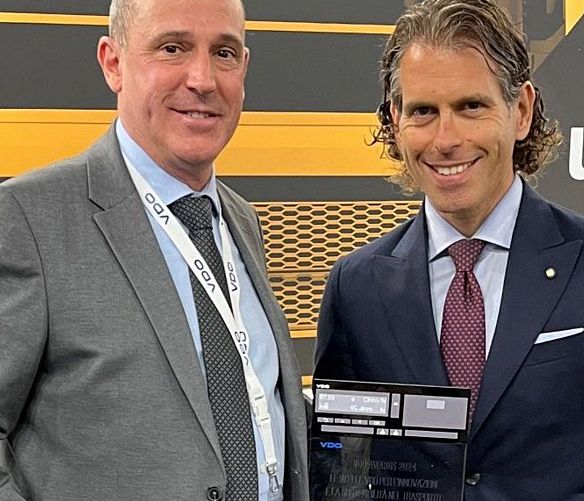 09052024 domenico de rosa riceve il premio per smet ai vdo awards