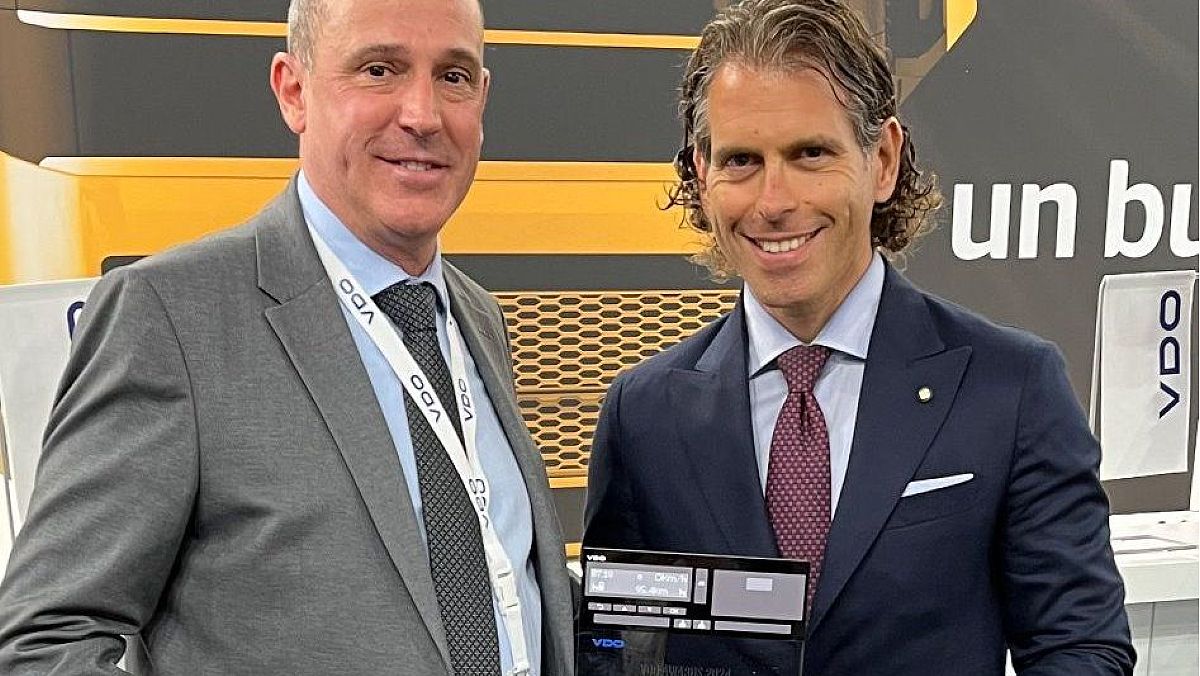 09052024 domenico de rosa riceve il premio per smet ai vdo awards