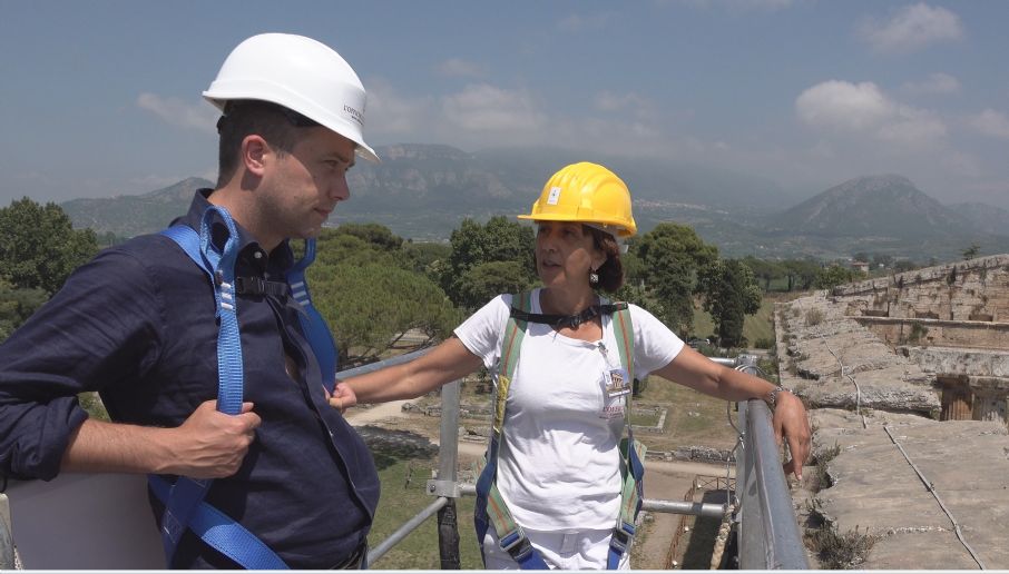 restauri sul tempio di nettuno a paestum