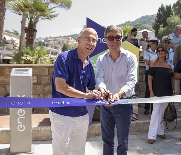 09082018 Castellabate taglio del nastro colonnina auto elettriche Starace Spinelli