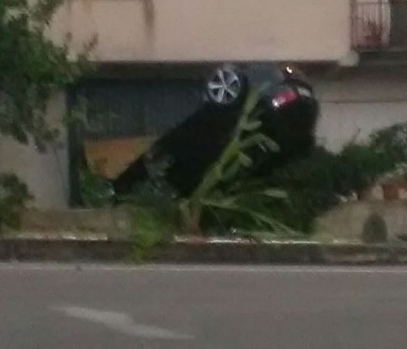 09092017 auto ribaltata