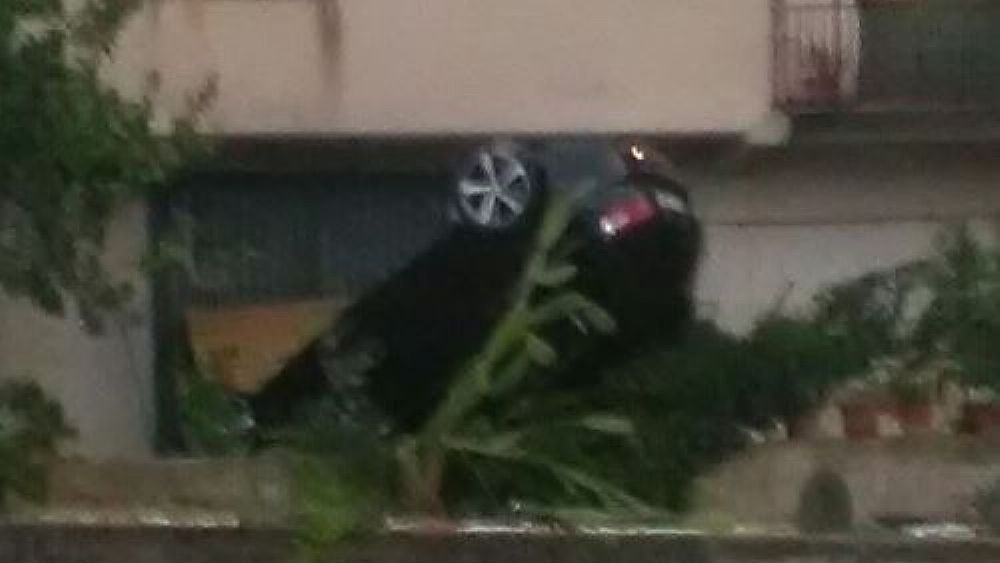 09092017 auto ribaltata