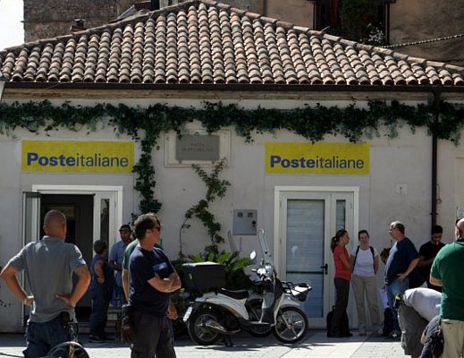 Marisa-Russo foto - 09102012 ufficio postale benvenuti al sud castellabate