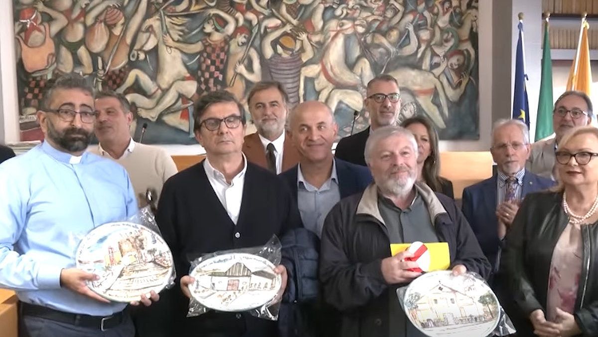 Agropoli, il saluto della citt&#-15456; a don Bruno, don Nicola e don Carlo