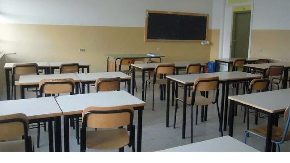 10012022 scuola banchi