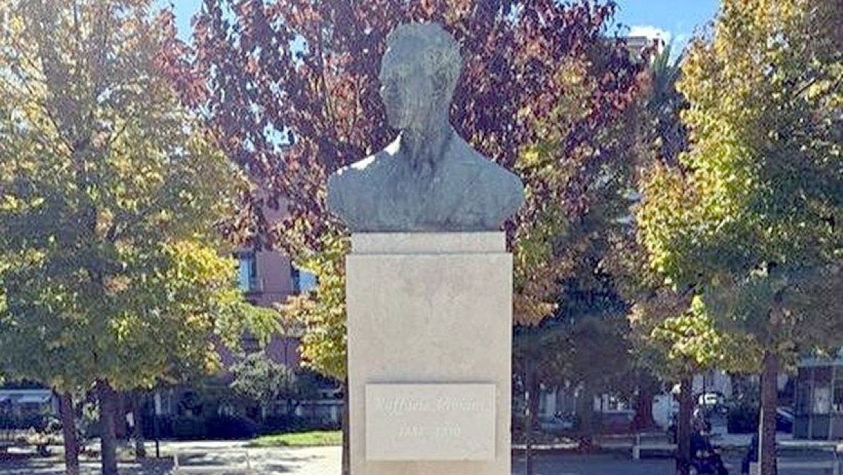 10012026 statua raffaele viviani