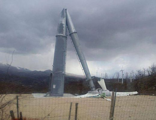 10022015 pala eolica piegata in due
