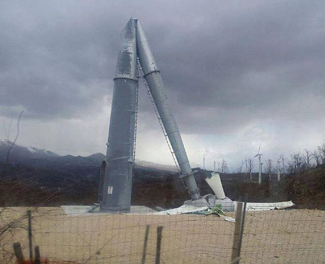 10022015 pala eolica piegata in due