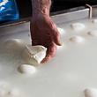 Economia foto - 10042026 produzione mozzarella dop